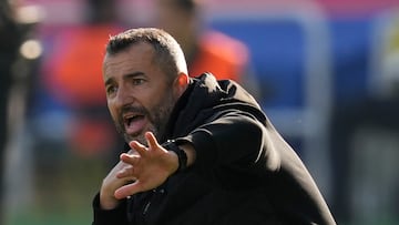 BARCELONA (ESPAÑA), 30/11/2024.- El entrenador de Las Palmas, Diego Martínez Penas durante el partido de LaLiga disputado en el Estadio Olímpico Lluís Companys en Barcelona este sábado. EFE/Enric Fontcuberta