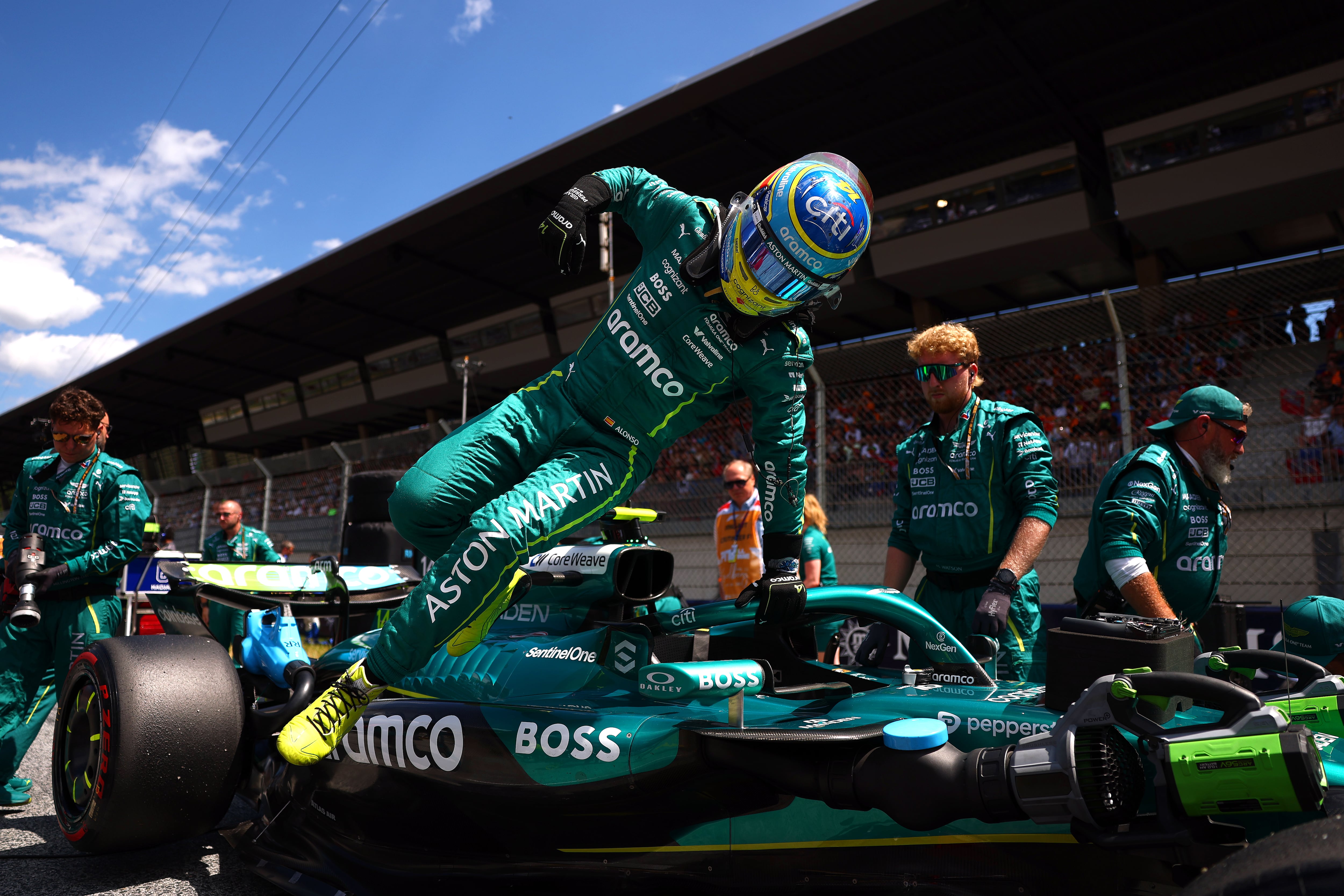 Fernando Alonso sale del Aston Martin de F1.