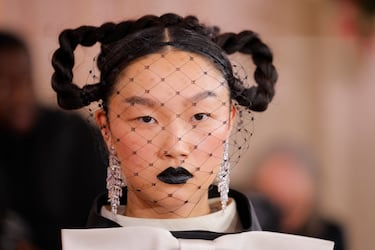 Audrey Nuna posa en la alfombra roja durante la 83ª edición de los Globos de Oro en Beverly Hills.
