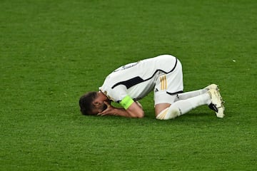 Nacho, el capitn, en un momento de gran emocin tras el pitido final.