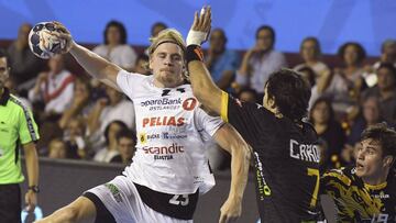 GRA483. LEÓN, 30/09/2017.- El lateral del Elverun Hanball Magnus Frederiksen (i) ante la defensa de Gonzalo Carou (d), de Abanca Ademar, en partido correspondiente a la fase de grupos de la Liga de Campeones que disputan en el Palacio de los Deportes de León. EFE/J.Casares
