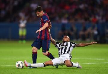 La presión de Arturo Vidal a Lionel Messi.