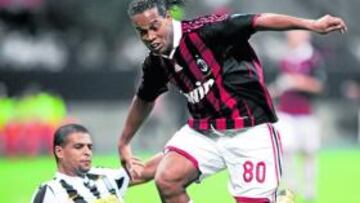 <b>CON EL 80. </b>Ronaldinho supera al también brasileño Felipe Melo, el lunes en el Milán-Juventus.