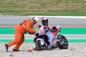 Francesco Bagnaia se quedó en medio de la pista y le pasó una KTM (Binder) por encima de la pierna. Las asistencias médicas le socorrieron de inmediato.