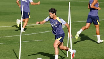 Johnny Cardoso se perdió la visita del Atlético de Madrid al Liverpool, en la Champions League, y ahora no alcanzó a llegar al derbi contra el Real Madrid.
