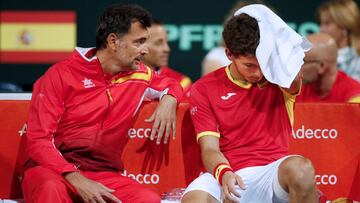 EPA8617. VILLENEUVE-D'ASCQ (FRANCIA), 14/09/2018.- El español Pablo Carreño Busta conversa con el entrenador Sergi Bruguera durante el primer partido de la semifinal de la Copa Davis de tenis que disputan ante Francia en Villeneuve-d�