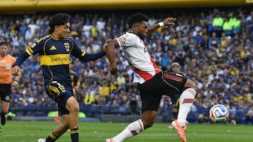 Miguel Borja of River Plate competes for the ball with Exequiel Zeballos of Boca Juniors during the match between Boca Juniors and River Plate at Estadio Alberto J. Armando, on November 9. (Photo by Federico Peretti/NurPhoto via Getty Images)