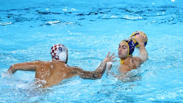 Paris 2024 Olympics - Water Polo - Men's Quarterfinal - Croatia vs Spain - Paris La Defense Arena, Nanterre, - August 07, 2024. Bernat Sanahuja of Spain in action with Jerko Marinic Kragic of Croatia. REUTERS/Evgenia Novozhenina