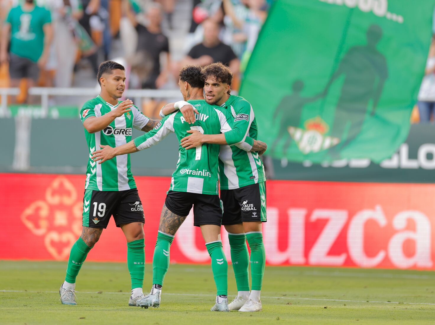 Betis golea 3-0 al Oviedo en La Cartuja entre polémicas arbitrales — image 1