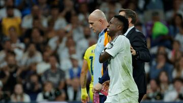 El delantero brasileño del Real Madrid Vinicius se duele de un hombro durante el partido de la jornada 9 de Liga que disputaron Real Madrid y Villarreal.