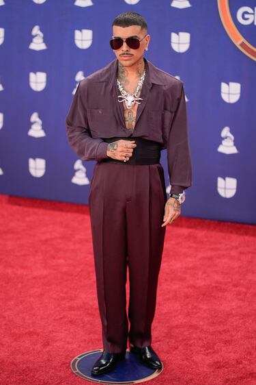 Rauw Alejandro posa en la alfombra roja de los Latin Grammys 2025 celebrados en el MGM Grand Las Vegas.  



 
 