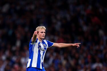 El joven centrocampista, al que el Oporto adquirió este verano a cambio de 20 millones de euros, lidera ya a los 'Dragones' (1 gol y 2 asistencias en 8 partidos de Superliga portuguesa) . En muy poco tiempo se ha convertido en pieza fundamental de la selección de Dinamarca.