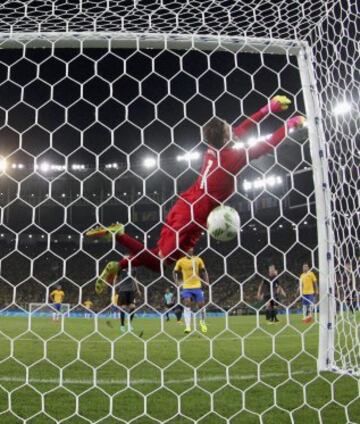 Neymar's golden delivery sends the Maracanã into ecstasy