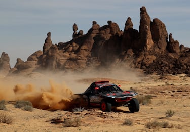 Mattias Ekstrom del equipo Audi Sport y su copiloto Emil Bergkvist en acción durante la etapa 9.
