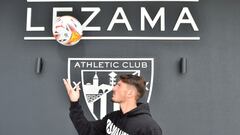Vencedor, con un bal&oacute;n en Lezama ante el escudo del Athletic