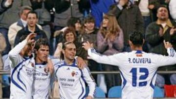 <b>CONEXIÓN MORTAL. </b>Oliveira acude a celebrar el 2-0, firmado por Diego Milito a pase de Zapater, con los dos protagonistas y Sergio García.