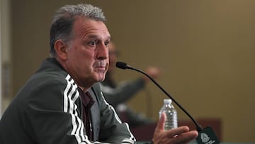 El entrenador de la Selección Mexicana criticó la manera en que el Porto trató la lesión del 'Tecatito' Corona, quien no viajó para el amistoso ante Chile.