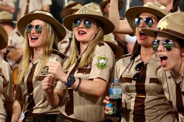 Un grupo de aficionadas australianas con uniformes de sheriff disfrutan en el estadio The Gabba (Brisbane) del partido de críquet entre Australia e Irlanda, en la Copa Mundial T20 masculina. La competición se celebra en Australia del 16 de octubre al 13 de noviembre bajo el auspicio del Consejo Internacional de Críquet (ICC). 