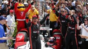 Juan Pablo Montoya gana por segunda vez las 500 Millas de Indianápolis.
