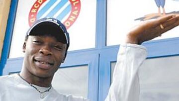 <b>PERICO DE CORAZÓN. </b>Aunque lo quiera uno de los grandes, Kameni no olvida que el Espanyol le salvó del ostracismo. Ayer posó para AS con el escudo y con un perico antes de irse a la mutua. Allí se hizo unas pruebas para comprobar el alcance del golpe que sufrió en un dedo durante el derby.