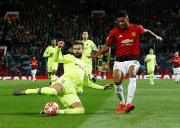 Gerard Piqué y  Marcus Rashford.   