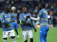 Real Madrid's Brazilian forward #07 Vinicius Junior (C) warms up with teammates before the UEFA Champions League last 16 first leg football match between Real Madrid CF and Manchester City at Santiago Bernabeu Stadium in Madrid on March 11, 2026. (Photo by Thomas COEX / AFP)