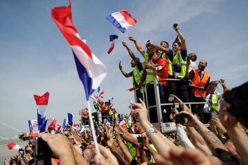 La selección francesa ha llegado al aeropuerto Roissy-Charles de Gaulle rodeado de una gran espectación. Después se han subido al clásico autobús para recorrer las calles de París y celebrar la segunda estrella con los aficionados.