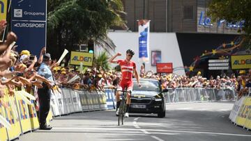 Mathias Norsgaard celebra su victoria en solitario en la primera etapa del Tour del Porvenir.