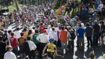 <b>MAREA POPULAR. </b>Como en las ediciones anteriores, una multitud de aficionados, situados en ambos márgenes de la carretera, siguió la Vuelta al País Vasco del año pasado.