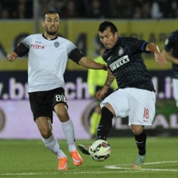 Guido Marilungo intentá robarle la pelota a Gary Medel.