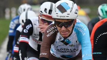France&#039;s Romain Bardet (C) rides in the pack during the 148,5km first stage of the 75th edition of the Paris-Nice cycling race, in and around Bois d&#039;Arcy, near Paris on March 5, 2017. / AFP PHOTO / Philippe LOPEZ