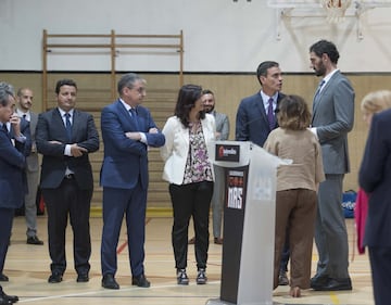 El presidente del Gobierno Pedro Sánchez, la Vicepresidenta Carmen Calvo, la Secretaria de Estado para el Deporte María José Rienda y el Presidente de la Federación Española de Baloncesto Jorge Garbajosa, charlan durante el acto de despedida.