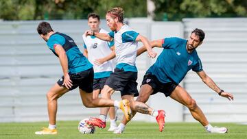 Raúl García ante Muniain en Lezama.