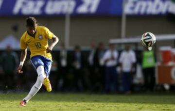 1-0. Neymar anota el primer gol.