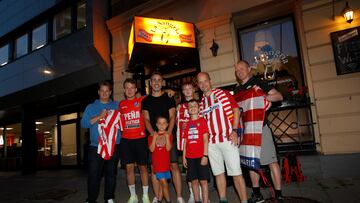 Miembros de la peña atlética en Noruega, la única del país, en el bar español 'La Sangría' en Oslo.