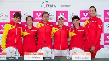 Anabel Medina, junto a Aliona Bolsova, Lara Arruabarrena, Carla Suarez, Sara Sorribes y Gerorgina Garcia, posan en la rueda de prensa antes de la eliminatoria de Copa Federaci&oacute;n 2019 ante Jap&oacute;n.