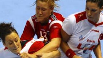 <b>SIN MIRAMIENTOS. </b>Macarena Aguilar, con sus penetraciones, fue la mejor artillera española pese a los golpes, como los que recibió Nerea Pena (arriba) en sus lanzamientos.