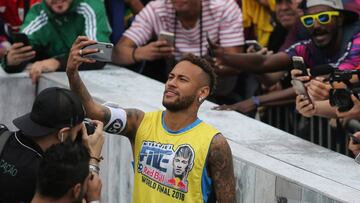 Neymar se hace un selfie con la afici&oacute;n brasile&ntilde;a.