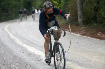 El ciclista italiano Luciano Berruti, de 73 años, sostiene una serpiente. La carrera se creó en 1997 para salvaguardar la Strade Bianche de la Toscana. Empieza y termina en Gaiole, pueblo de la provincia de Siena.