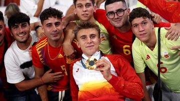 Pablo Barrios posa con la medalla de oro de España en los Juegos Olímpicos.