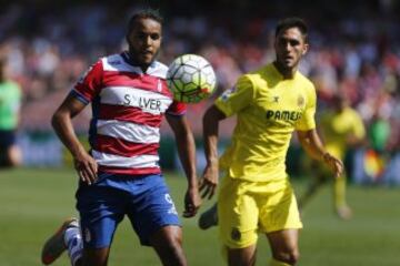  El Arabi (Granada CF) y Victor Ruiz (Villareal CF)