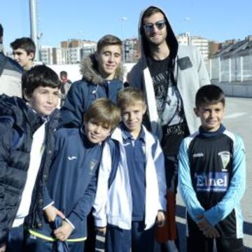 QUERIDO. Leo Baptistao fue el jugador más aclamado por los aficionados tras el entrenamiento.