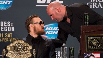 Conor McGregor con el presidente de la UFC, Dana White.