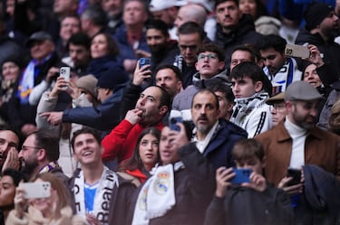 Aficionados del Real Madrid pitan a la plantilla del club madrileño a su salida al terreno de juego.