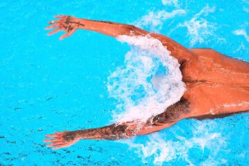  Aunque la imagen pueda llevar a engaño, no se trata de la fotografía de un nadador sin cabeza. Simplemente, la testa del estadounidense Shaine Casas está bajo el agua en un lance de la prueba de relevos combinados de 4 por 100 del Mundial de Deportes Acuáticos que se disputa en Doha. En ocasiones las apariencias engañan.