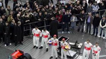 <b>UN CONCEPTO ROMPEDOR. </b>Lewis Hamilton y Jenson Button junto a su nuevo monoplaza, un desarrollo que se desmarca de todo lo visto en sus rivales directos.