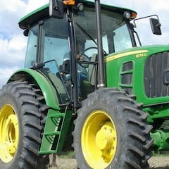 Le roban el tractor y el agricultor lo recupera gracias a un GPS especial para abejas