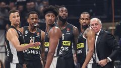 Zeljko Obradovic, entrenador del Partizán de Belgrado, con uno de sus quintetos principales: Dante Exum, James Nunnally, Zach LeDay, Mathias Lessort y Kevin Punter.