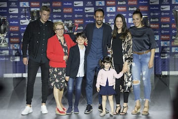 Juanfran junto a su familia en su despedida. 