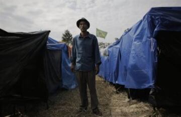 Miembros del Movimiento de los Trabajadores Sin Techo de Brasil (MTST) trabajan en la construcción de las chozas en el campamento "La Copa Mundial de los Pueblos", que alberga una estimación de 2.800 familias del movimiento.